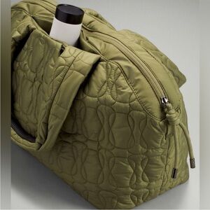 Lululemon Quilted Embrace Tote Bag Vol 20L in Bronze Green